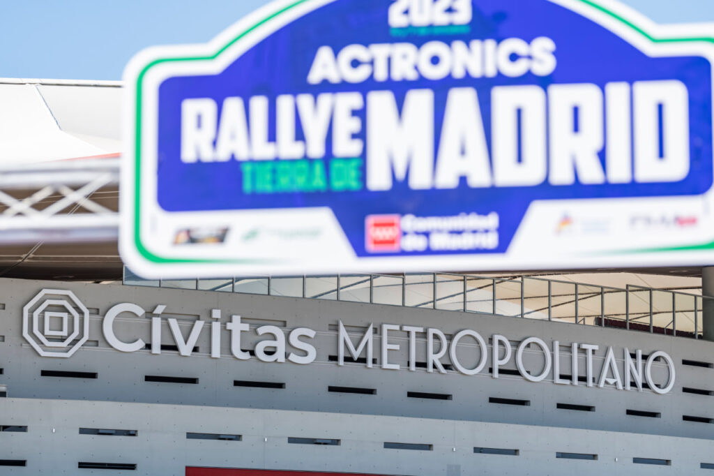 Autógrafos y sorteo en la ceremonia de salida del ACtronics Rallye Comunidad de Madrid