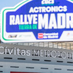 Autógrafos y sorteo en la ceremonia de salida del ACtronics Rallye Comunidad de Madrid